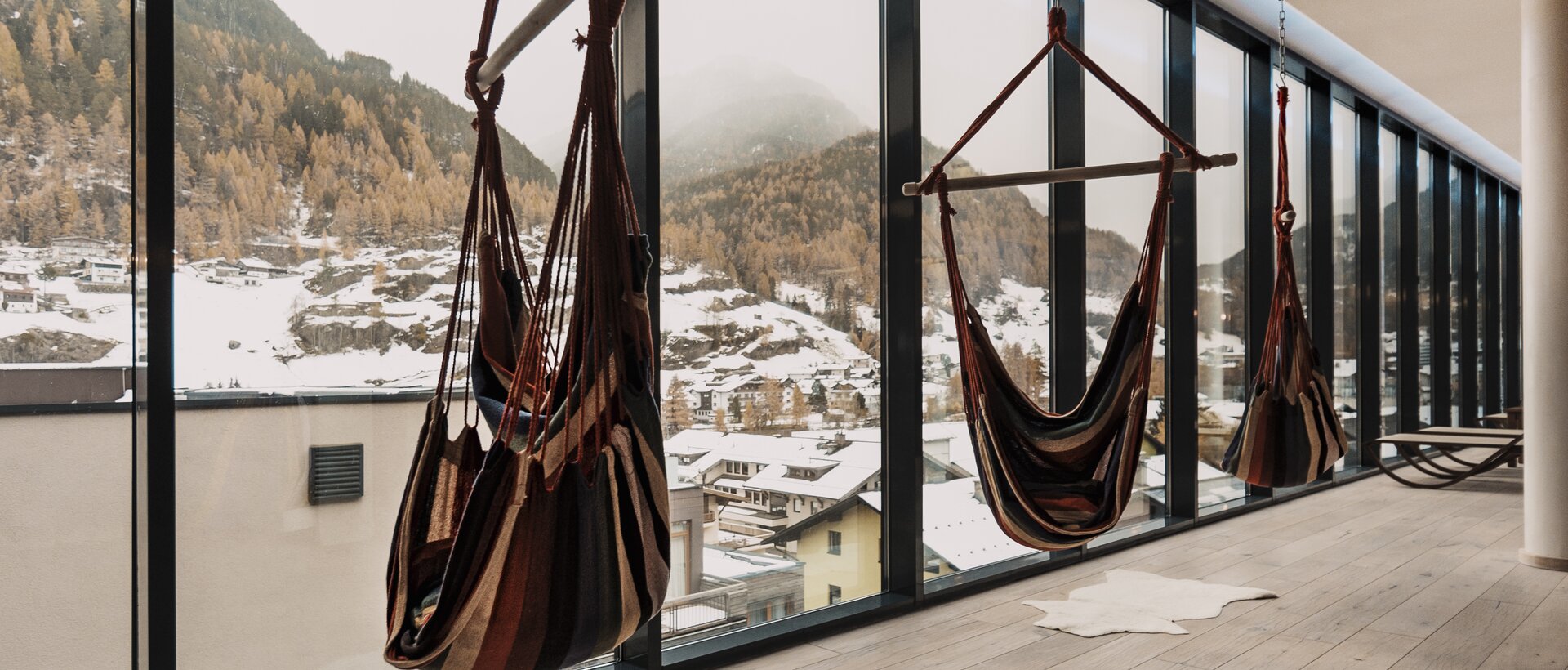 Hängematten mit Blick auf die verschneite Landschaft | © ROSSNER-Dominik Fotografie & Film
