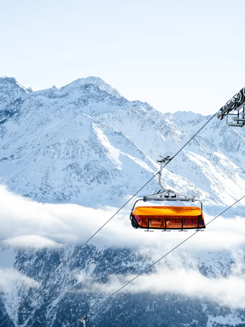 Sessellift mit Alpenpanorama