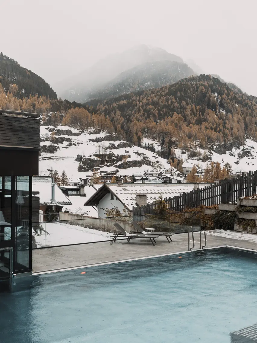Bergland Sölden and outdoor pool covered in snow | © ROSSNER-Dominik Fotografie & Film