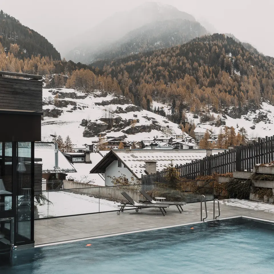 Bergland Sölden mit Außenpool vor verschneiter Landschaft  | © ROSSNER-Dominik Fotografie & Film