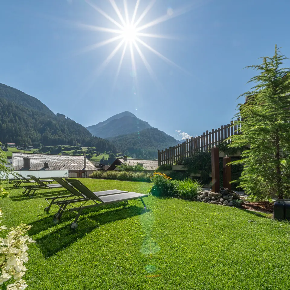 © johannes brunner Garten mit Sonnenliegen | © johannes brunner