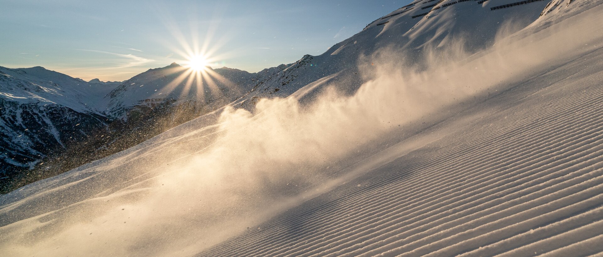 Well-groomed ski slope with blowing snow and sun | © johannes brunner