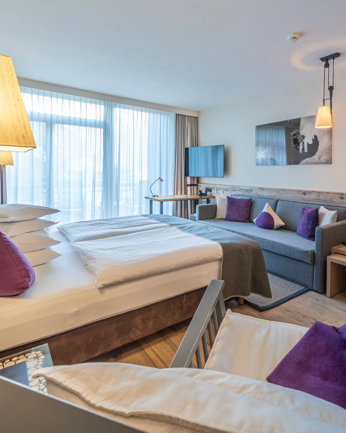 Helles modernes Hotelzimmer mit Bett und Sofa | © johannes brunner