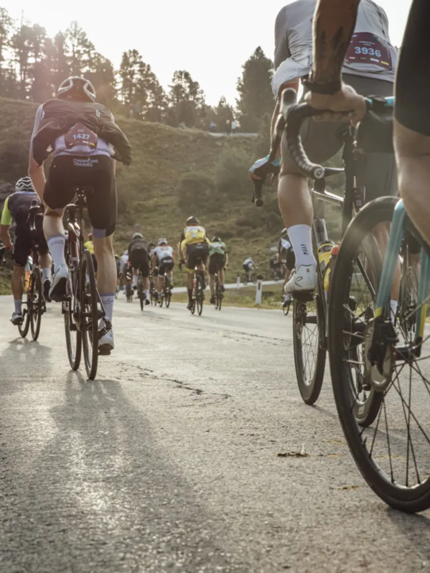 Radfahrer-Gruppe auf Bergstraße bei Sonnenaufgang | © © Lukas Ennemoser