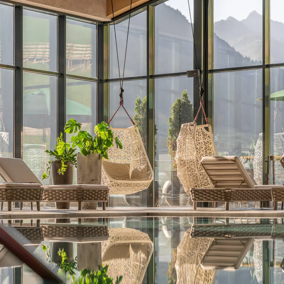 Heller Innenpoolbereich mit Liegen und Bergblick | © Johannes Brunner