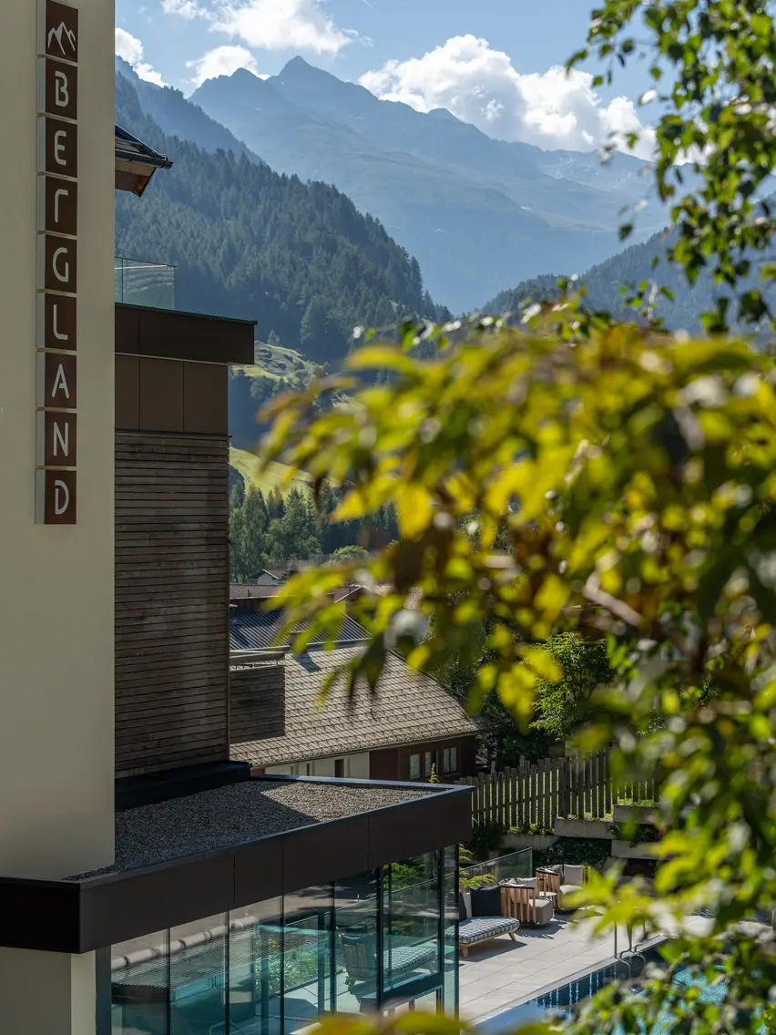 Sunny hotel view with outdoor pool | © Johannes Brunner
