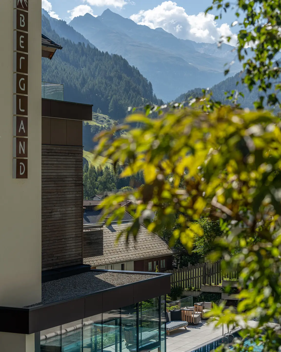 Sonnige Hotelansicht mit Außenpool  | © Johannes Brunner