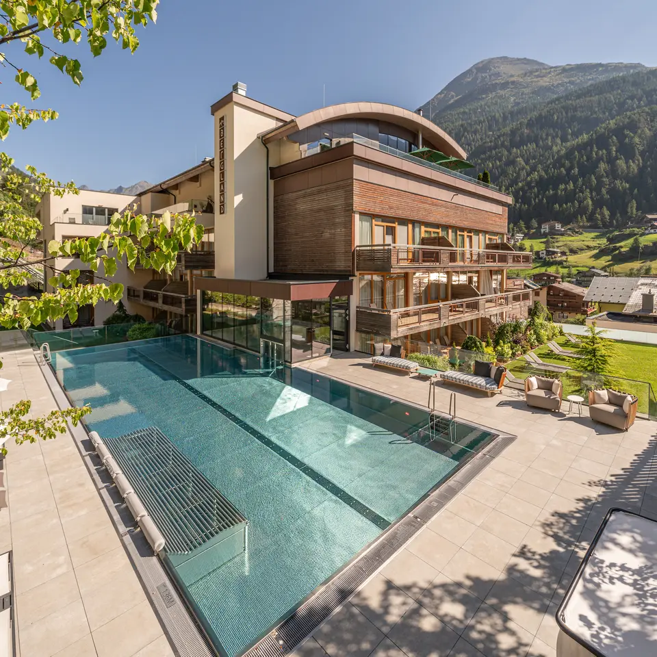 Außenpool mit Blick auf das Hotel  | © johannes brunner