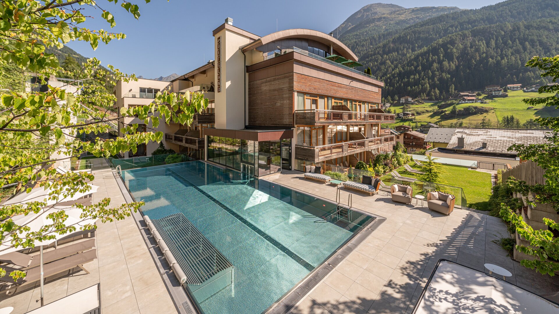 Außenpool mit Blick auf das Hotel  | © johannes brunner