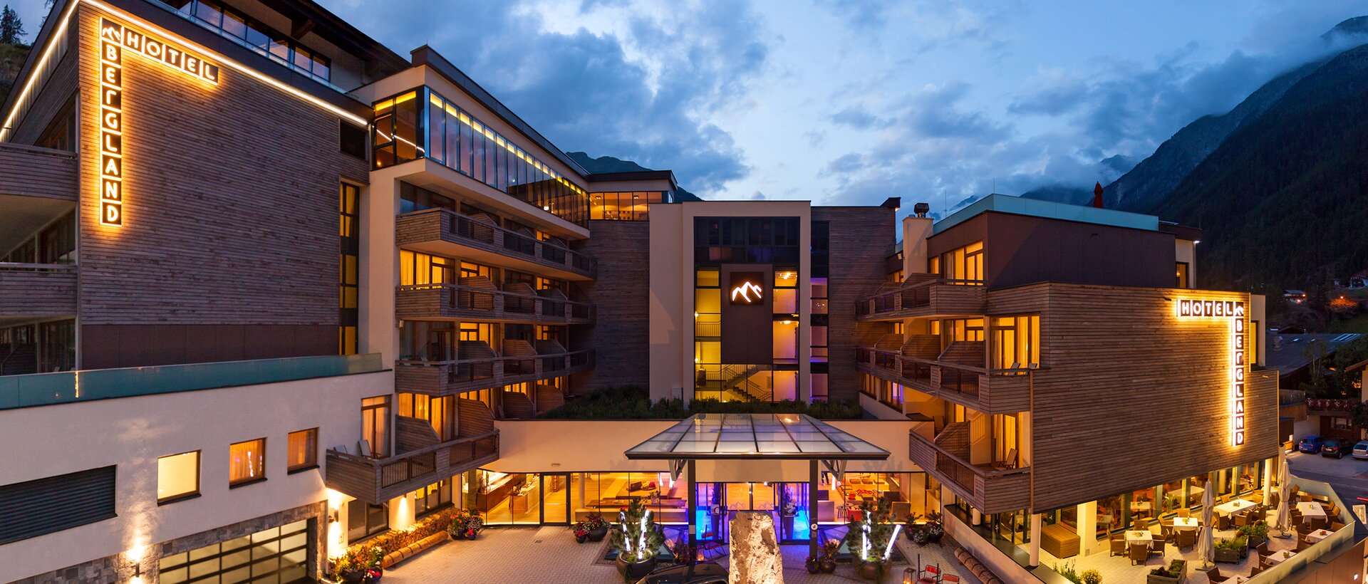 Hotel Bergland Sölden bei Nacht