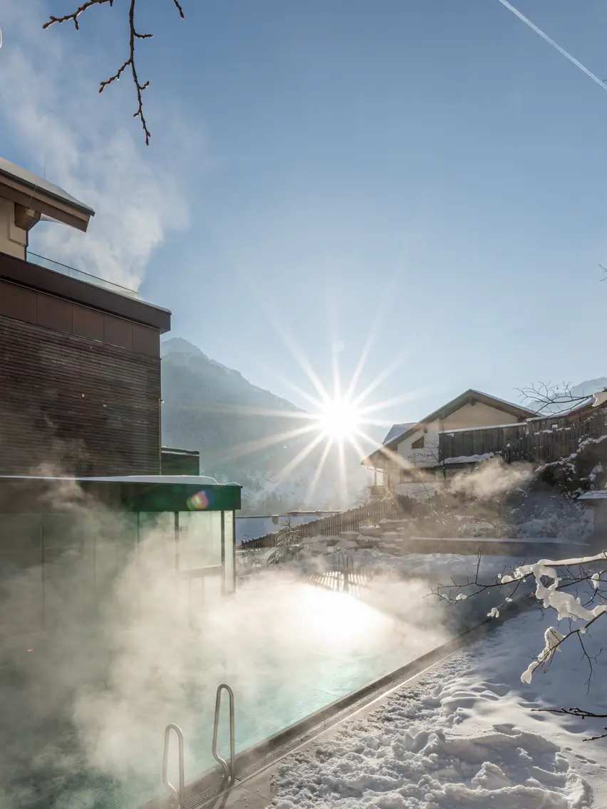 Winterliche Hotelansicht mit Outdoorpool | © johannes brunner