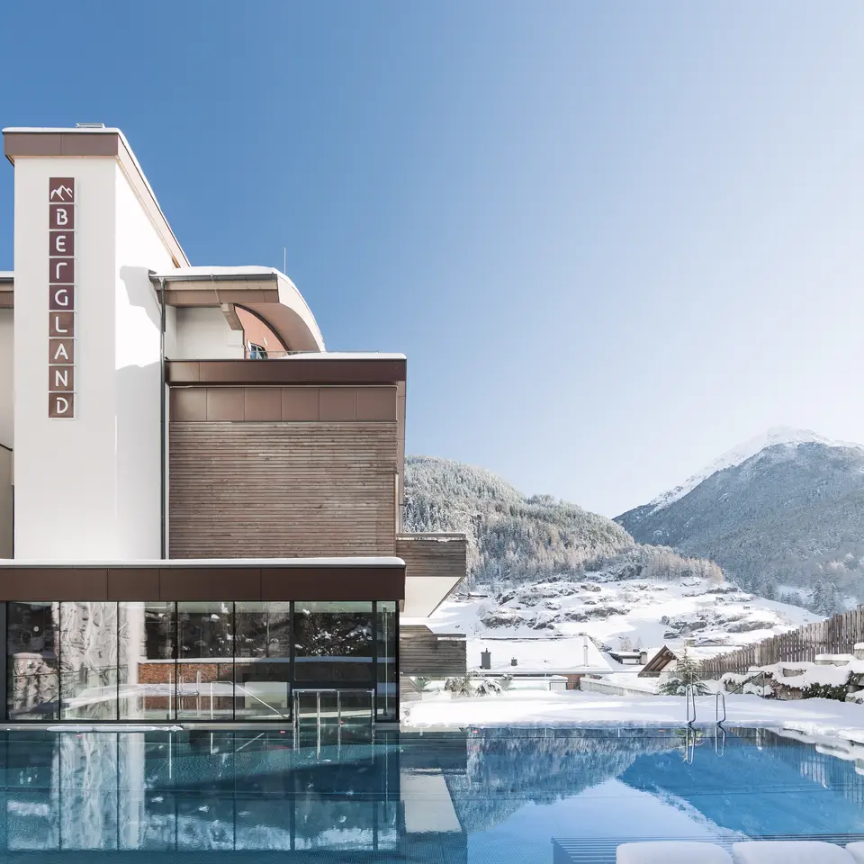 Bergland Sölden and outdoor pool covered in snow | © ROSSNER-Dominik Fotografie & Film