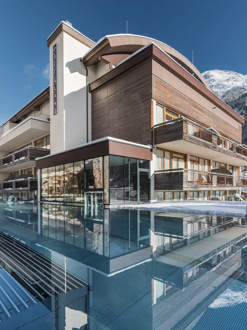 hotel with outdoor pool in winter | © ROSSNER-Dominik Fotografie & Film