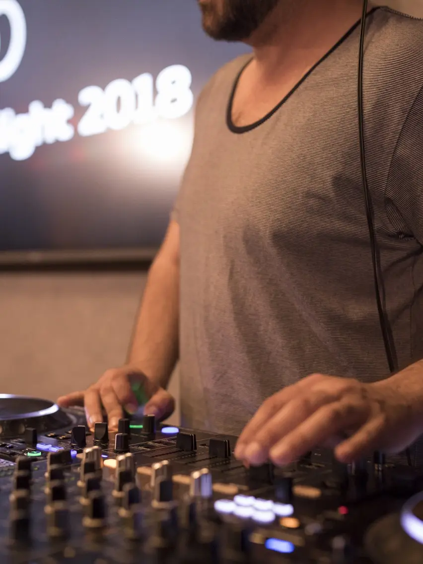 DJ im Bergland Seminarhotel in Sölden | © Matthias@fendstudios.com
