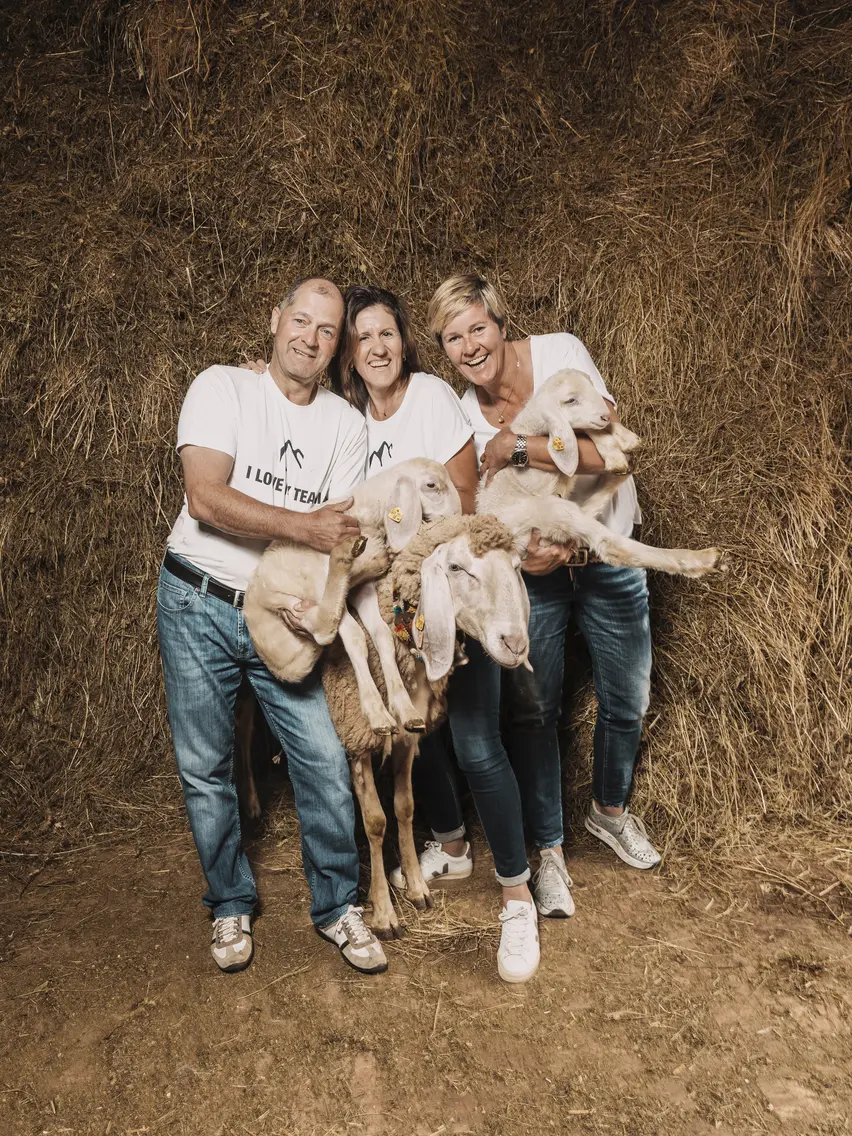 host with sheep | © ROSSNER-Dominik Fotografie & Film