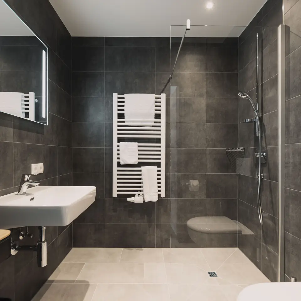 Badezimmer Mitarbeiterwohnung Hotel Sölden | © ROSSNER-Dominik Fotografie & Film
