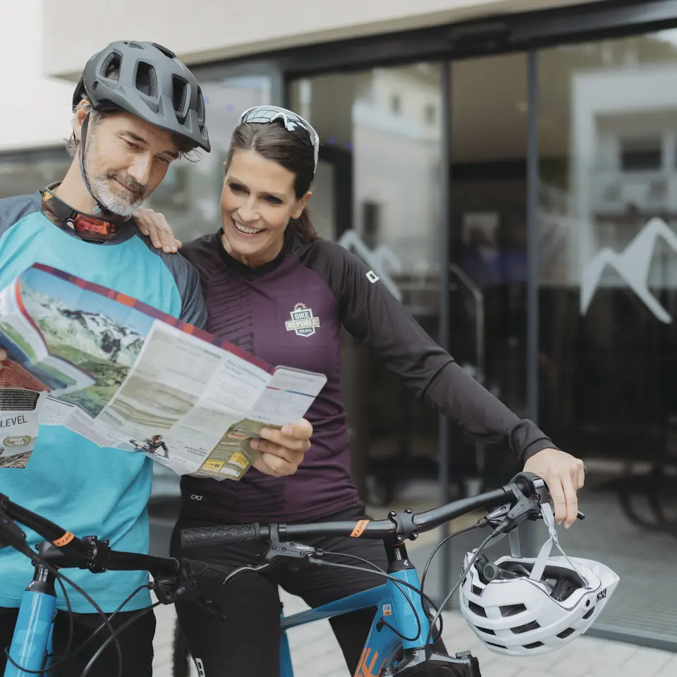 couple with mountain bikes in Sölden | © copyright by www.christophschoech.com