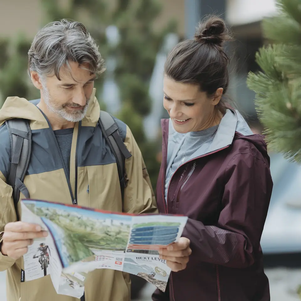 couple with a hiking map in Sölden | © copyright by www.christophschoech.com