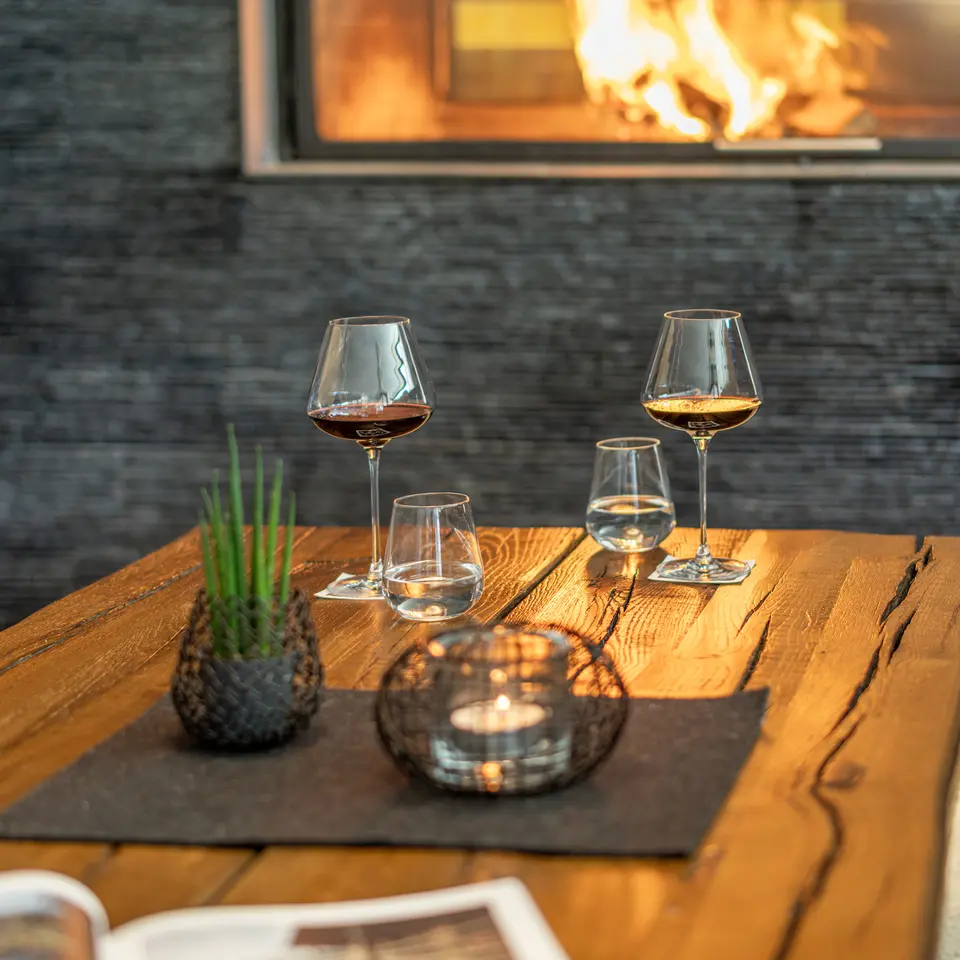 Cozy fireplace bar | © Johannes Brunner
