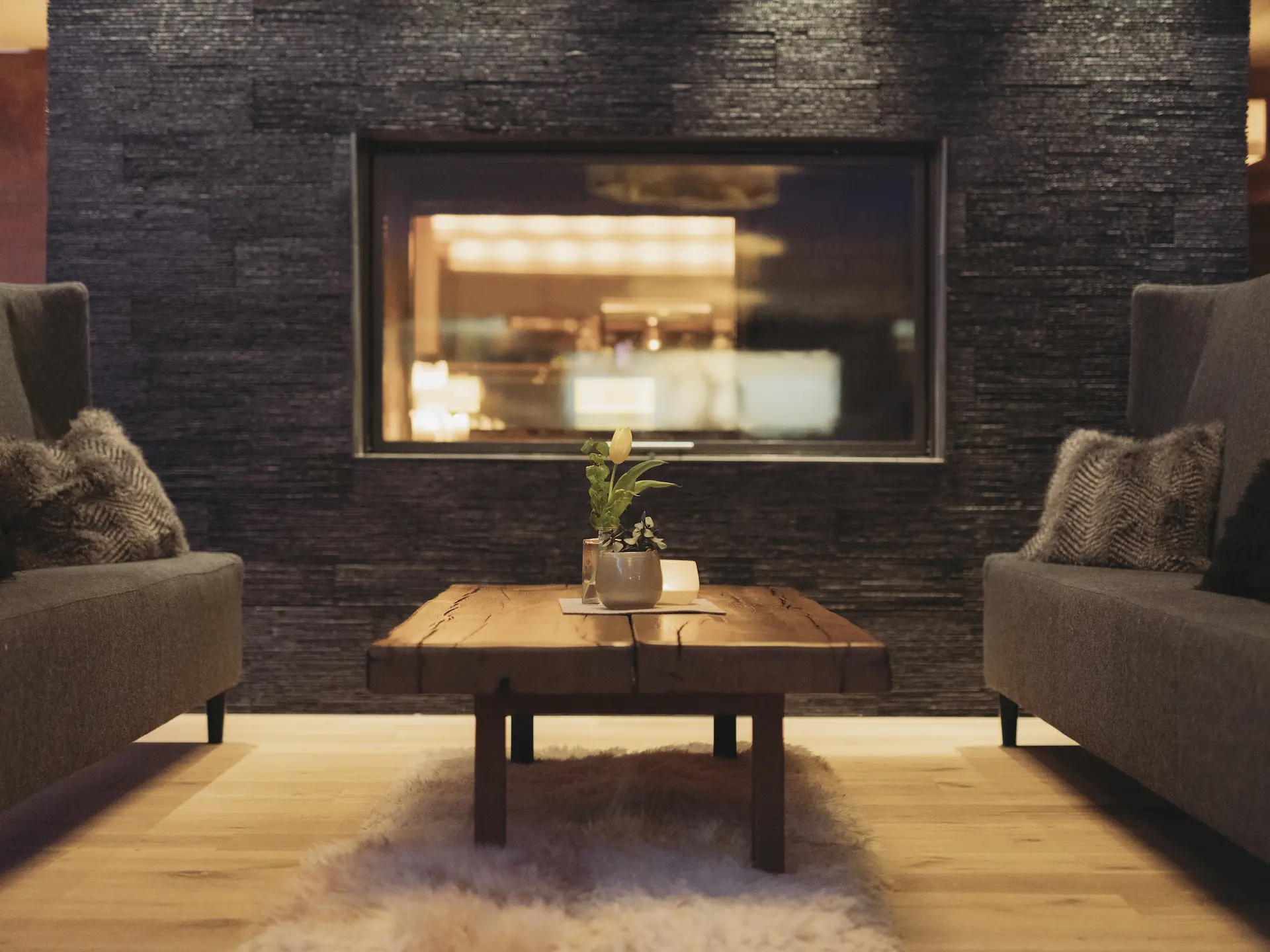 table by the fireplace | © copyright by www.christophschoech.com