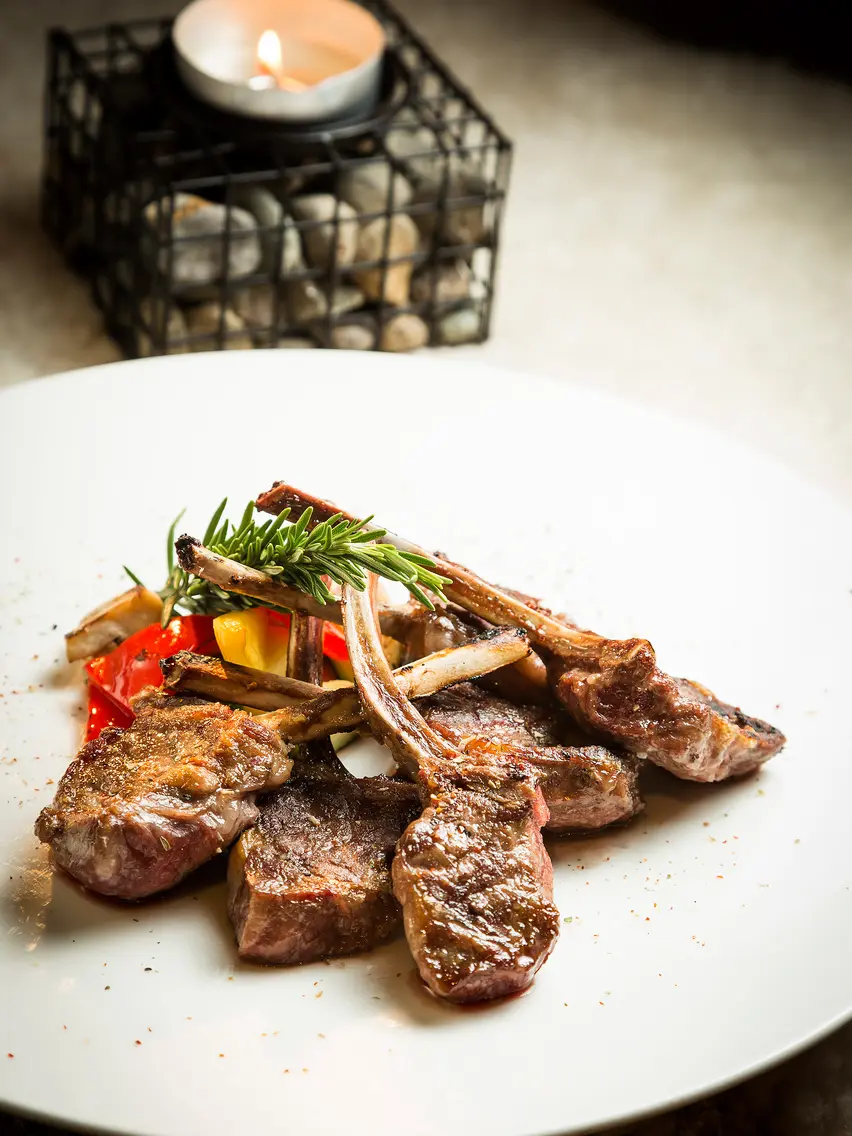 eating lamb gourmet hotel Tyrol | © Klaus Lorke