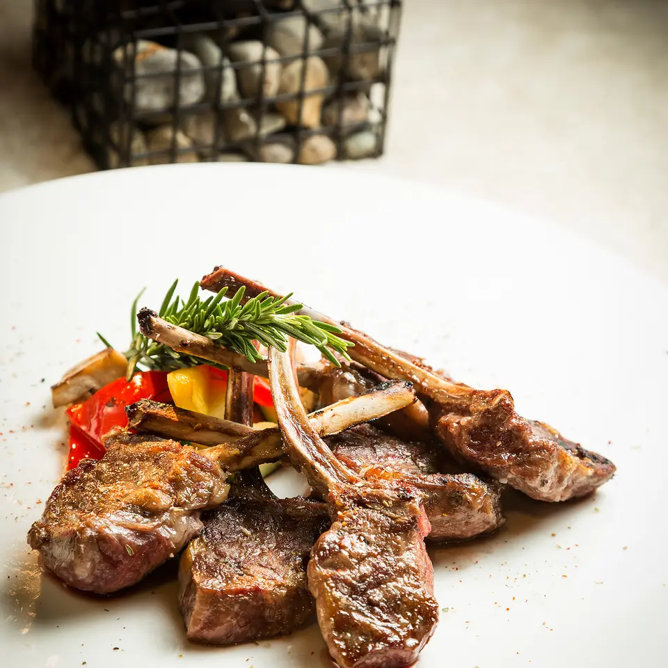 eating lamb gourmet hotel Tyrol | © Klaus Lorke