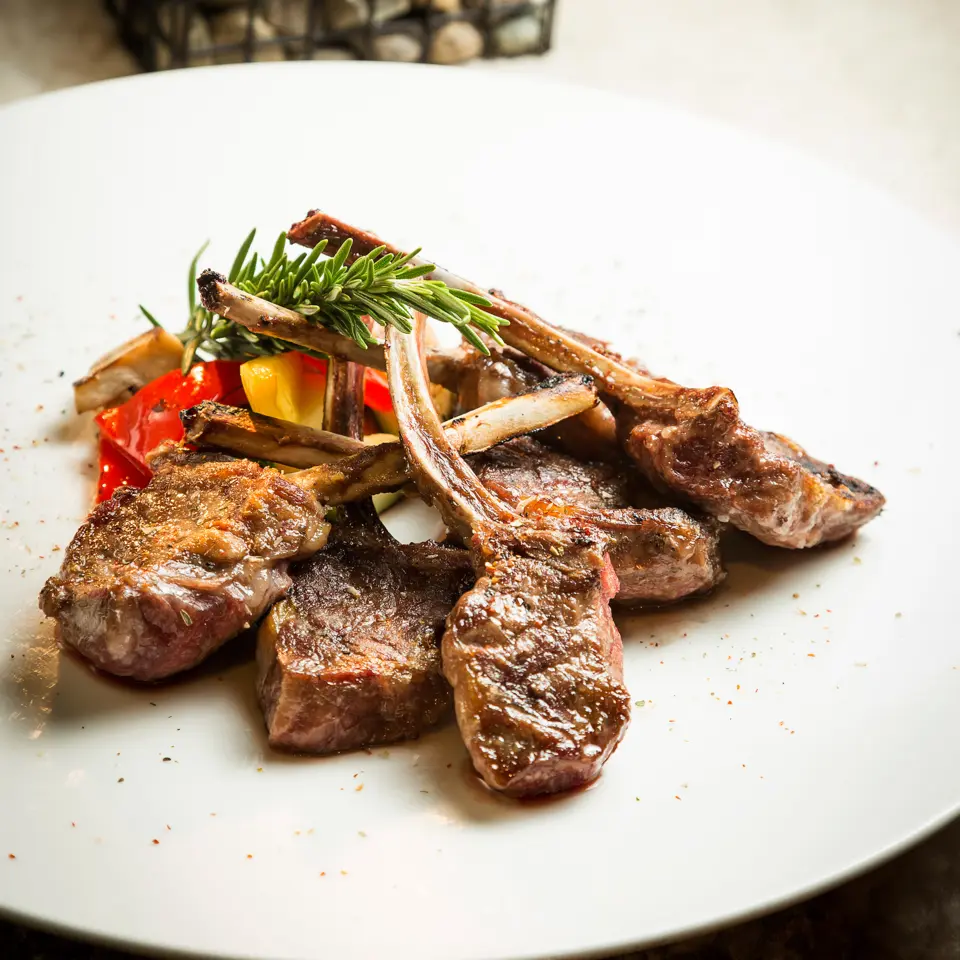 eating lamb gourmet hotel Tyrol | © Klaus Lorke