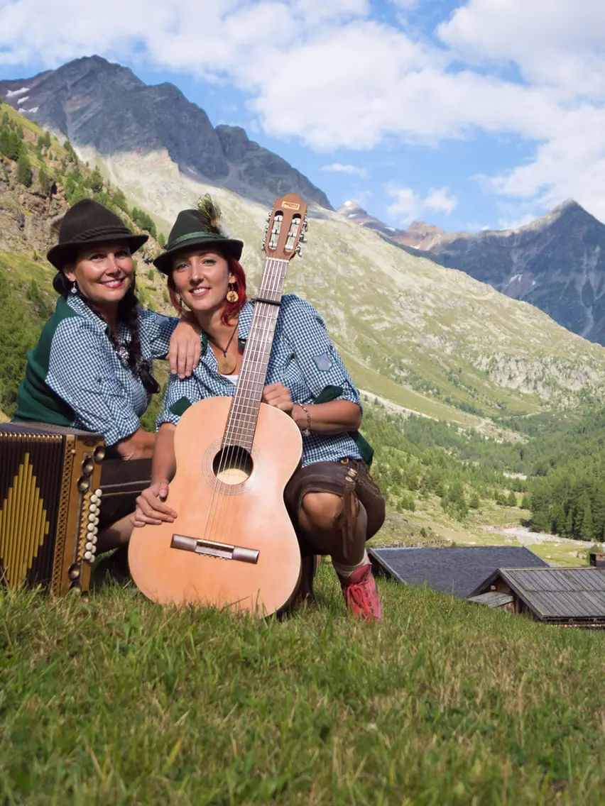 Martina und Sarah von der Rettenbach Alm