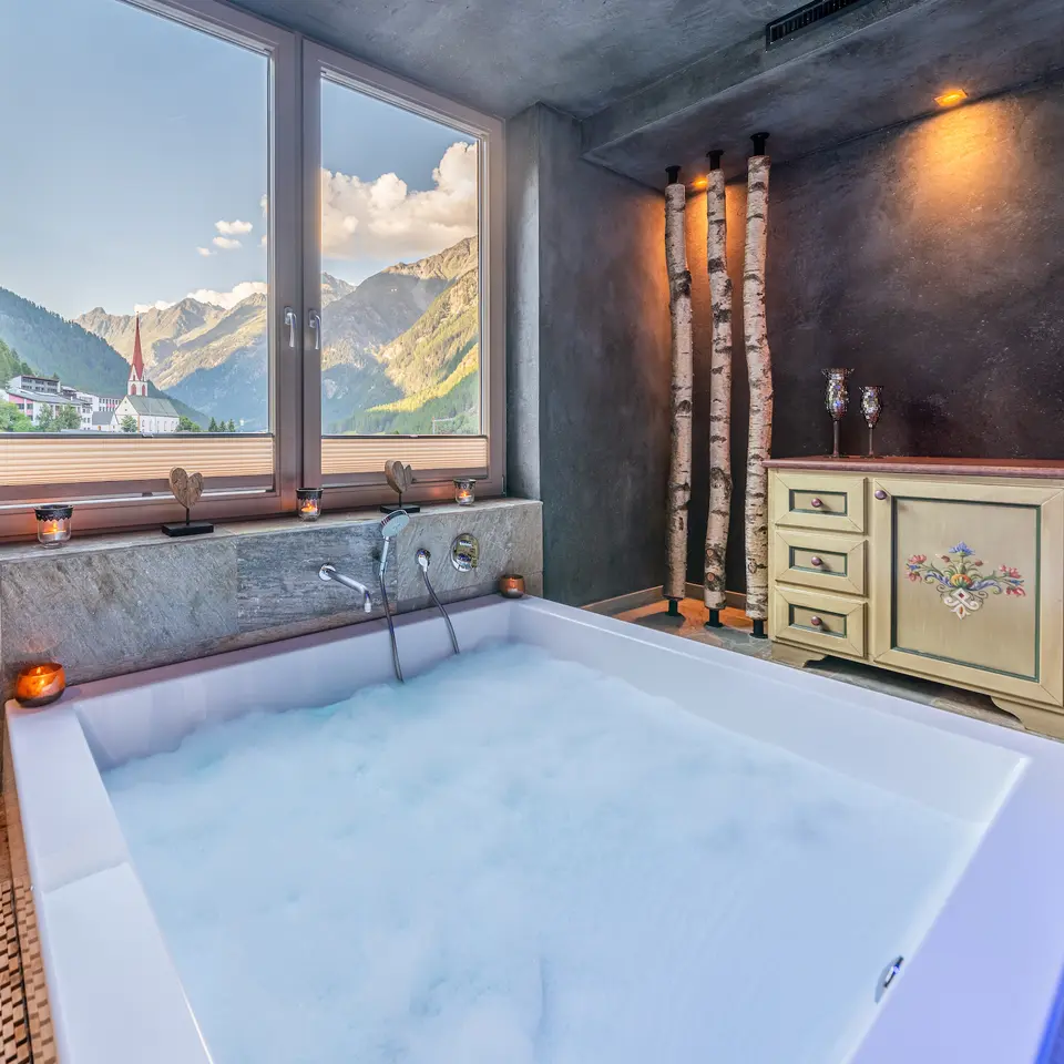 Relaxing bubble bath with mountain panorama and village view | © johannes brunner