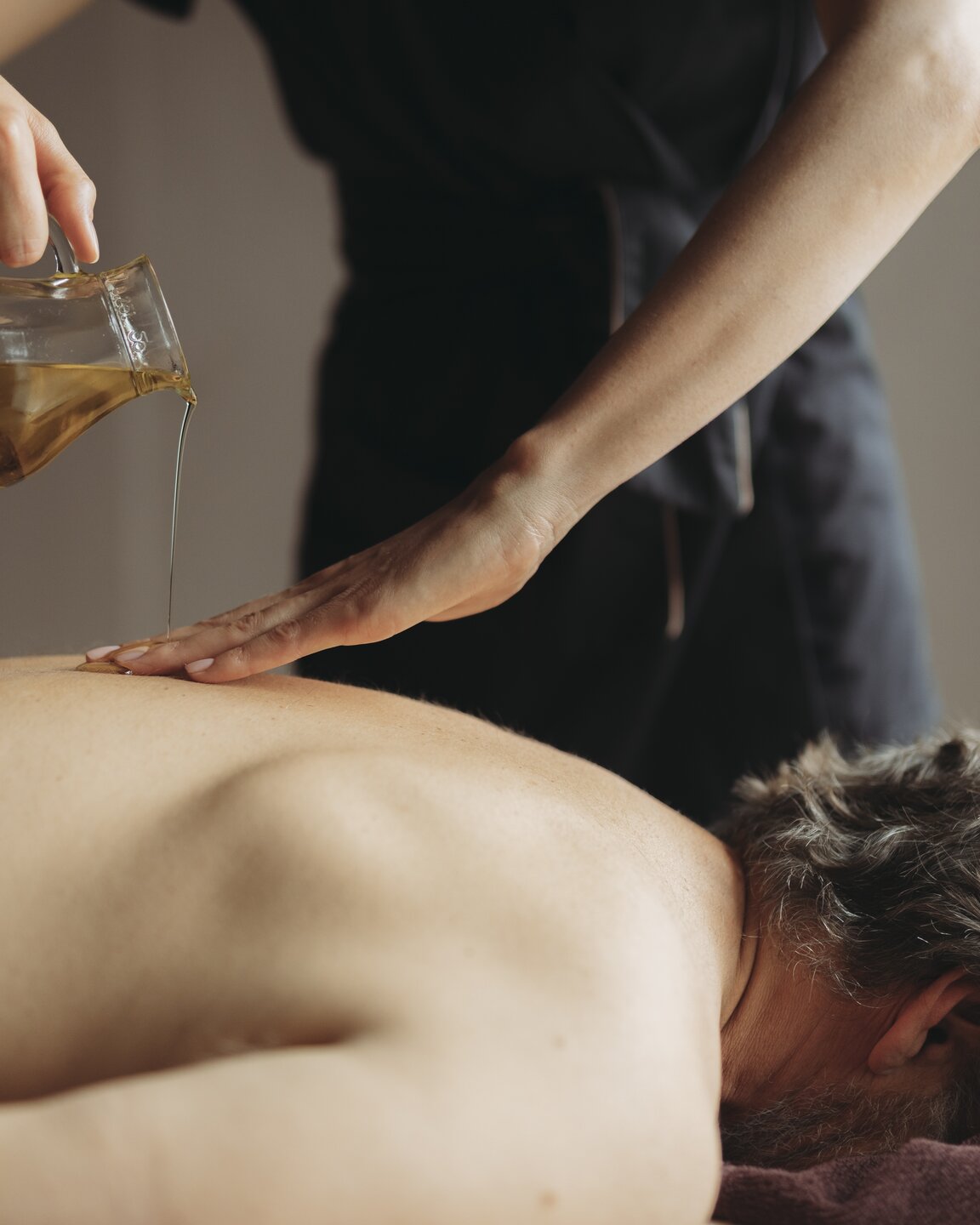 massage with oil on a holiday