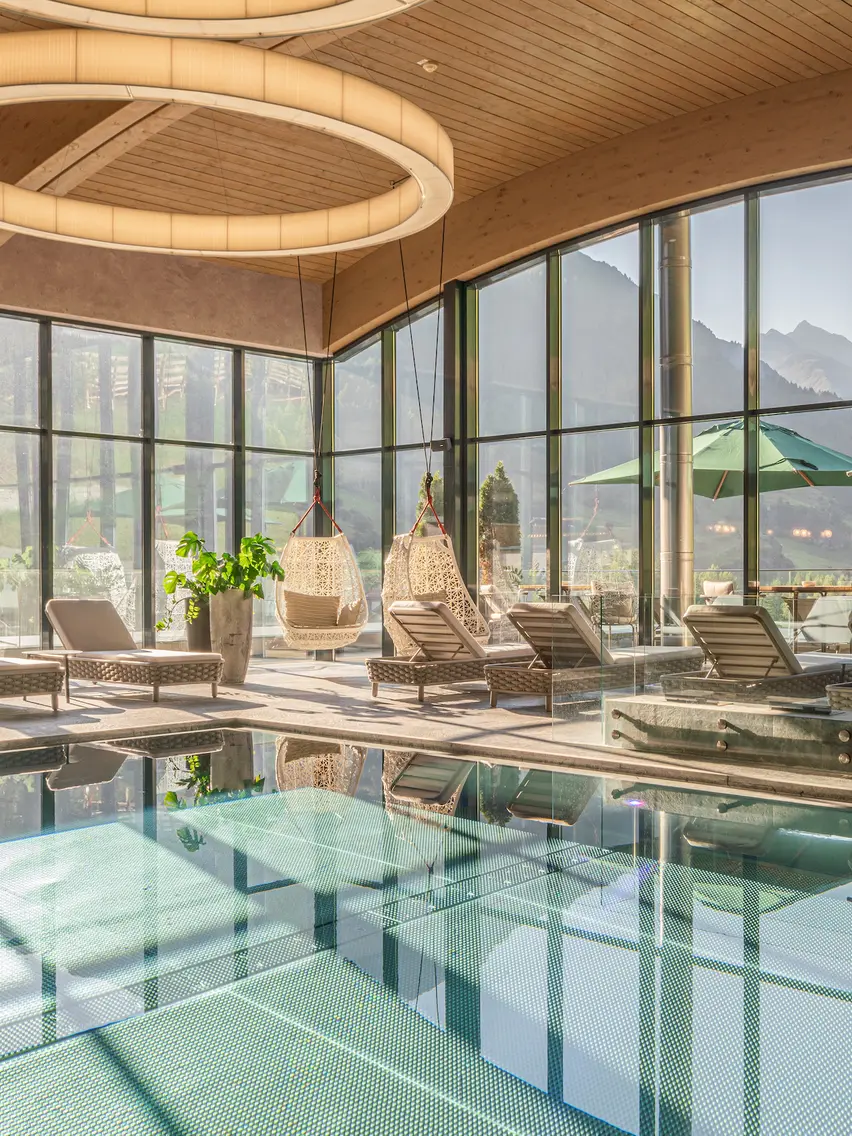 Moderner Innenpool mit Bergblick und Liegestühlen | © johannes brunner