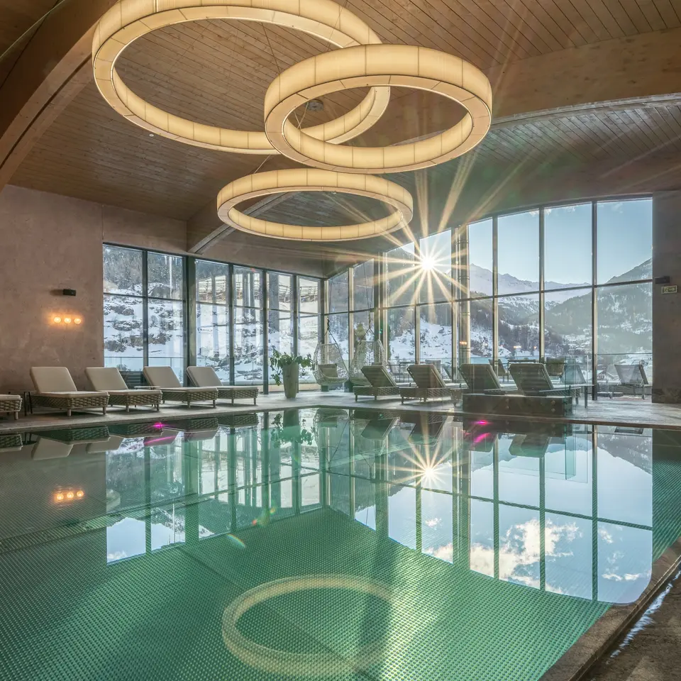 Hotelpool mit Wellness