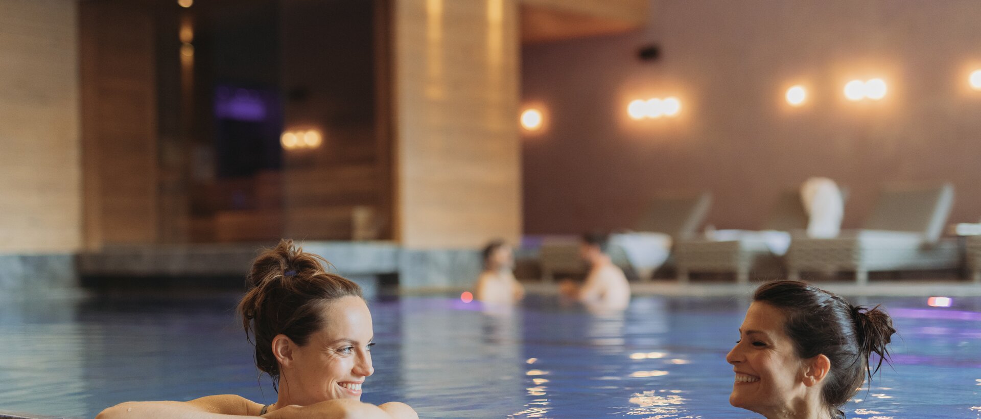 Freundinnen im Hotelpool in Sölden | © copyright by www.christophschoech.com