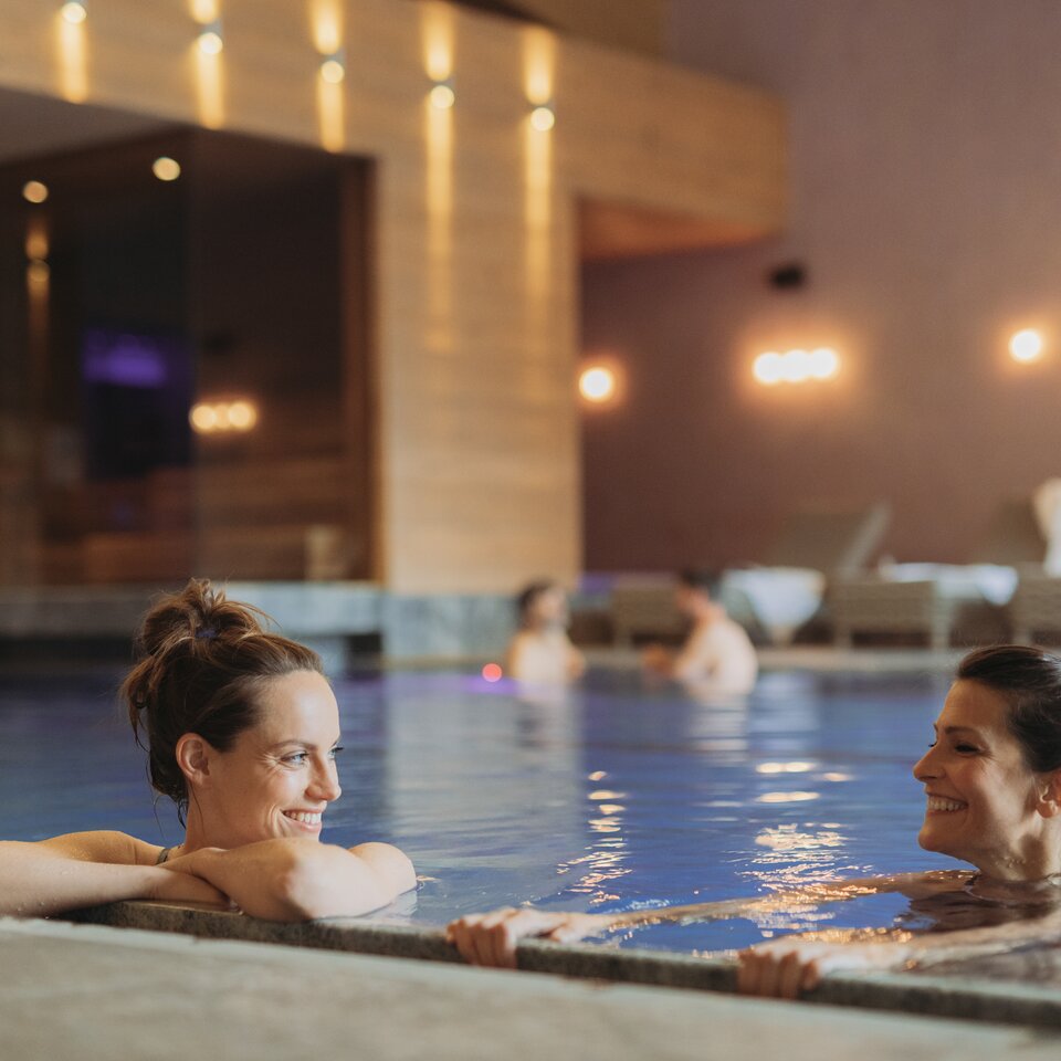 girlfriends in the hotel pool in Sölden