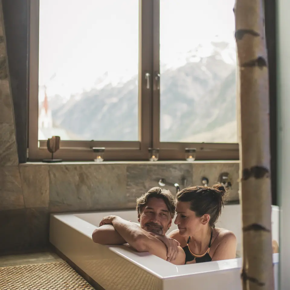 Zimmer mit großer Badewanne