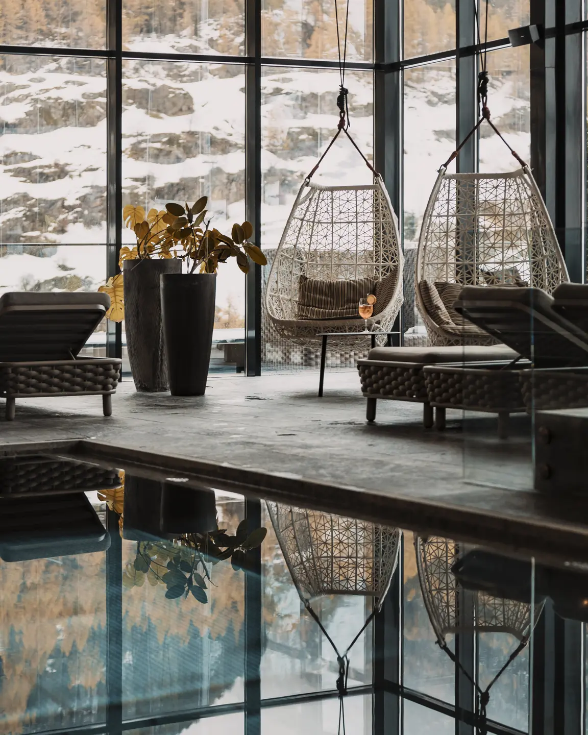 Relaxbereich mit Aussicht auf die winterliche Landschaft  | © ROSSNER-Dominik Fotografie & Film