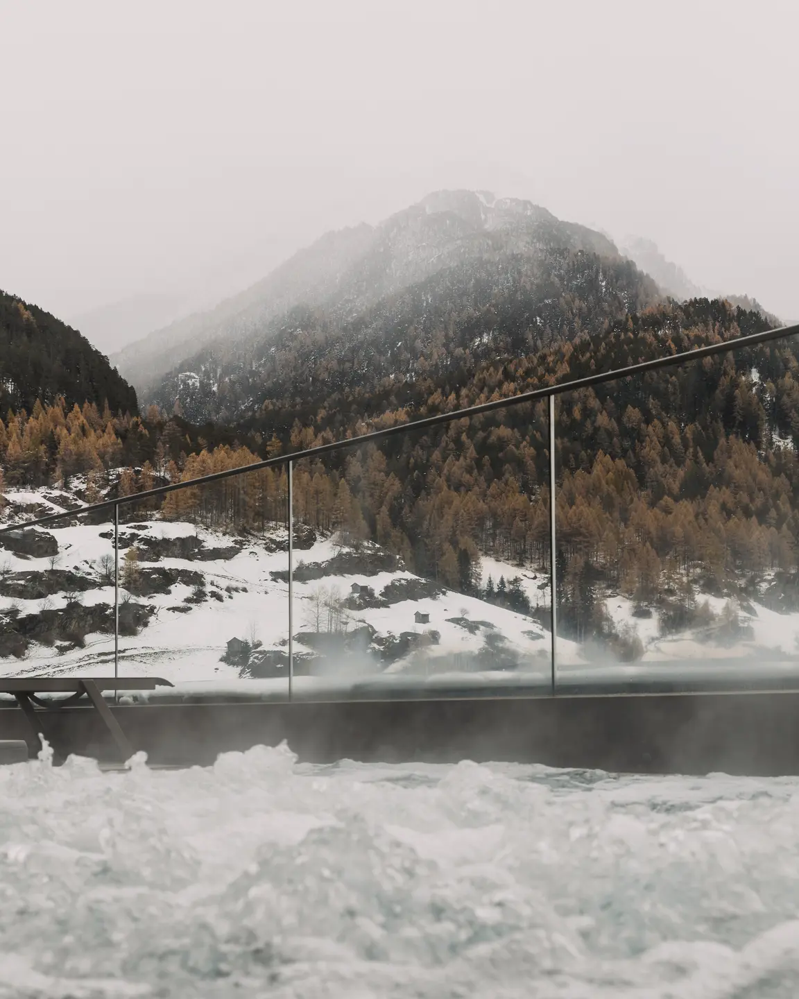 Outdoor Wellness im beheizten Pool im Winter 