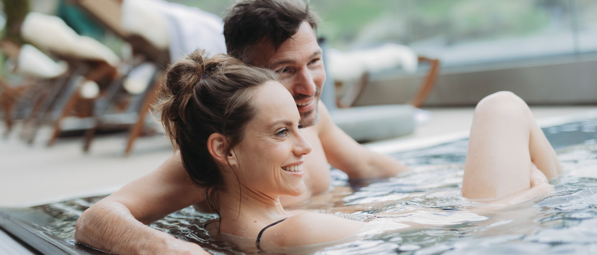 Pärchen im Hotelwhirpool | © copyright by www.christophschoech.com