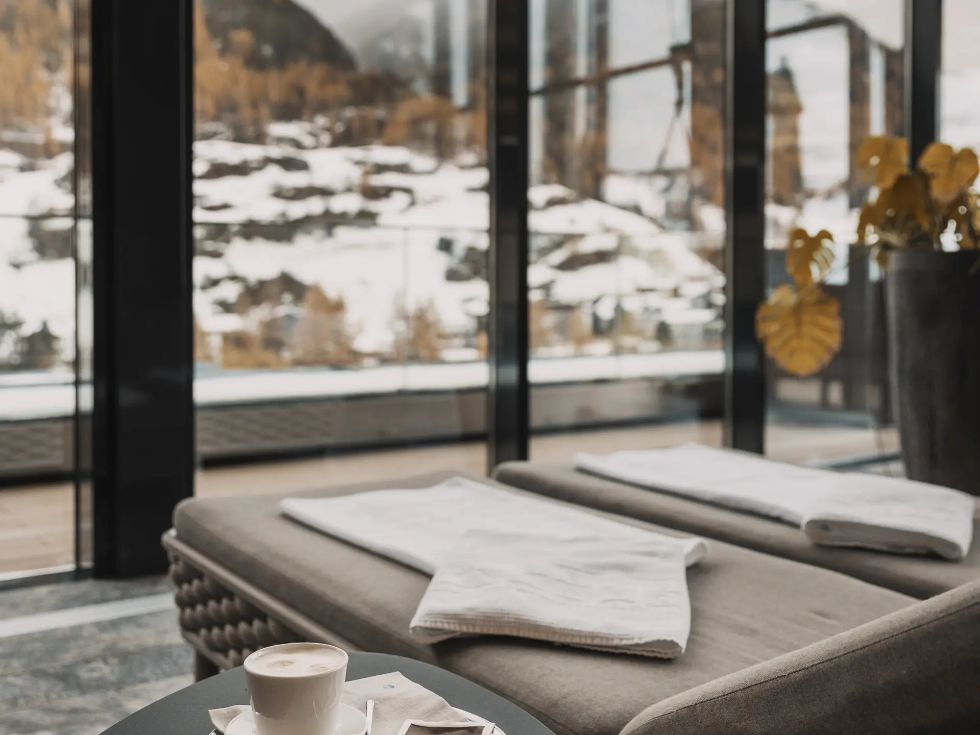 Relaxbereich mit Aussicht auf die winterliche Landschaft 