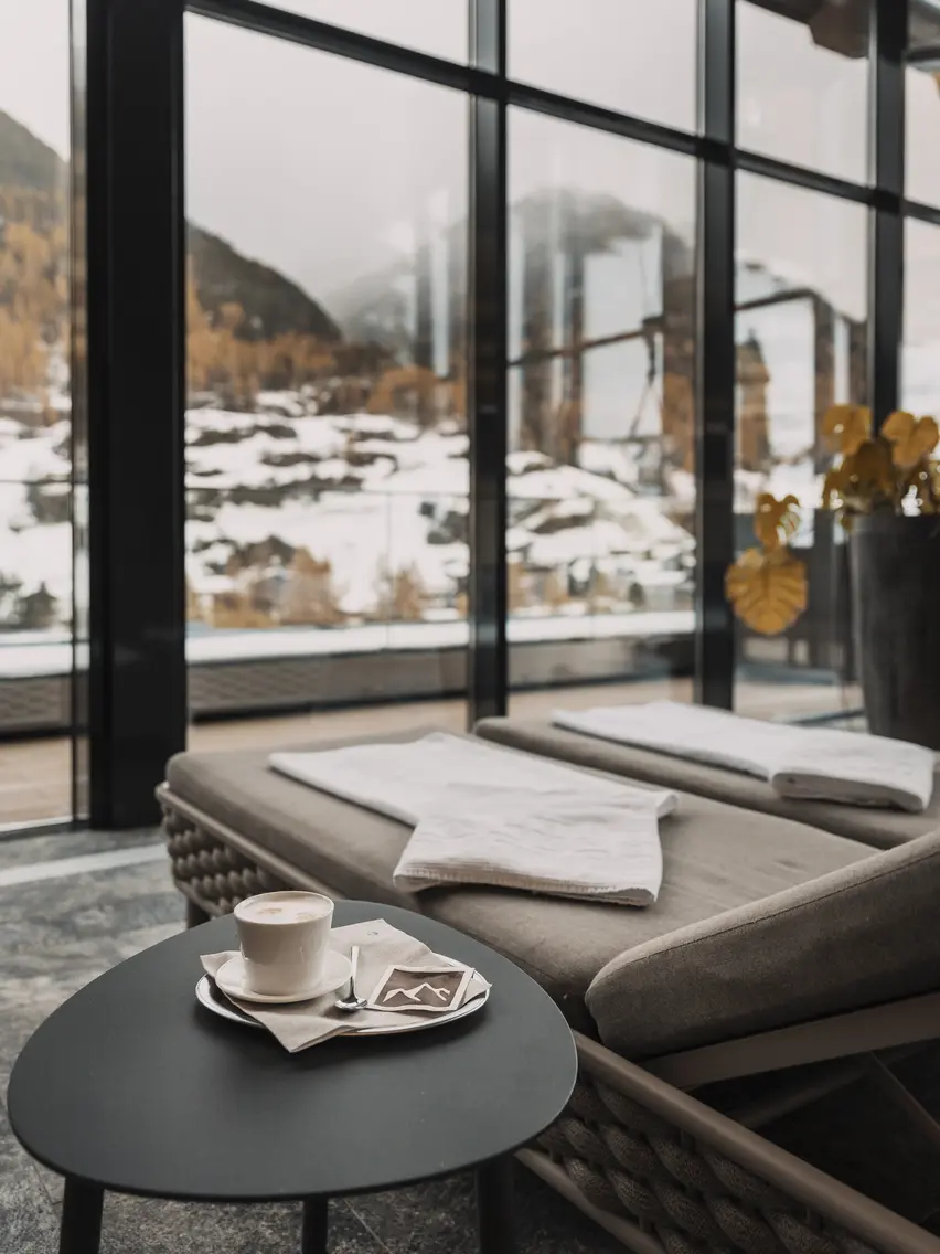 Relaxbereich mit Aussicht auf die winterliche Landschaft | © ROSSNER-Dominik Fotografie & Film