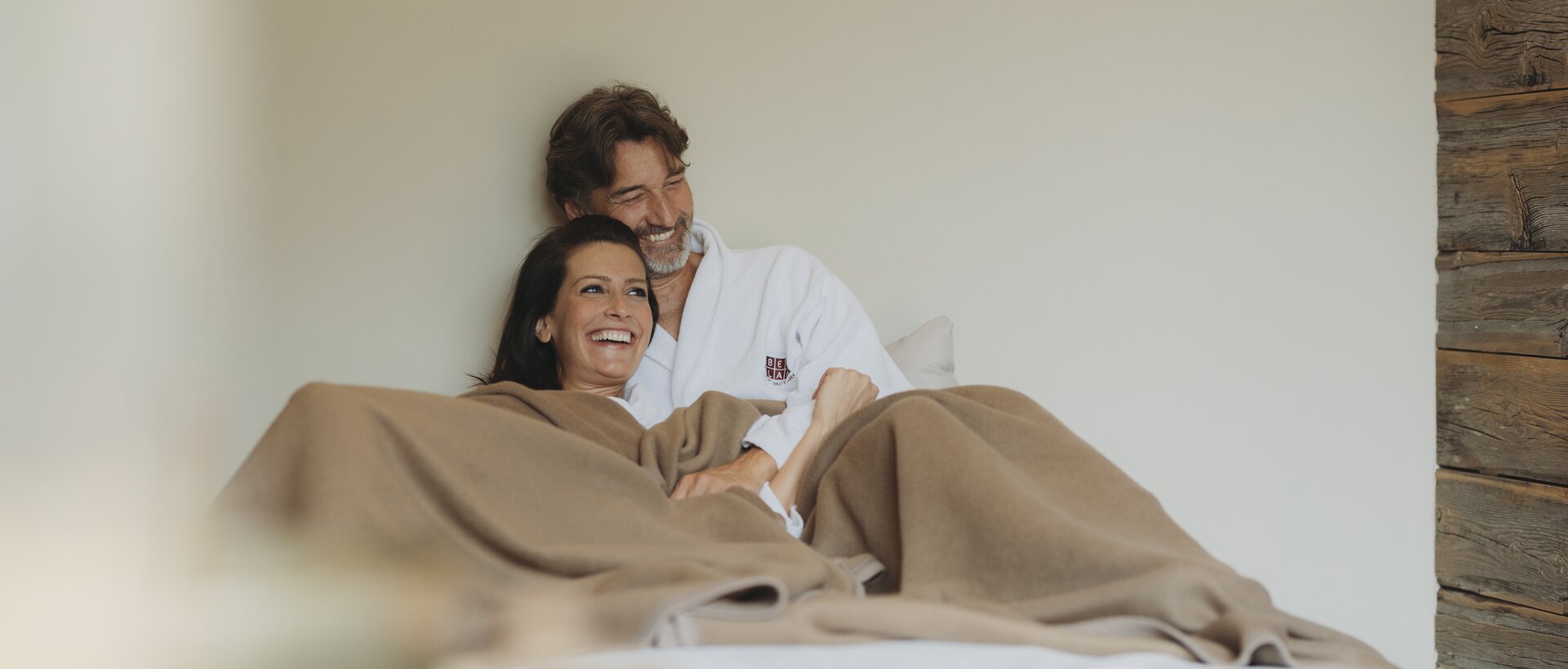 cuddling in the wellness area | © copyright by www.christophschoech.com