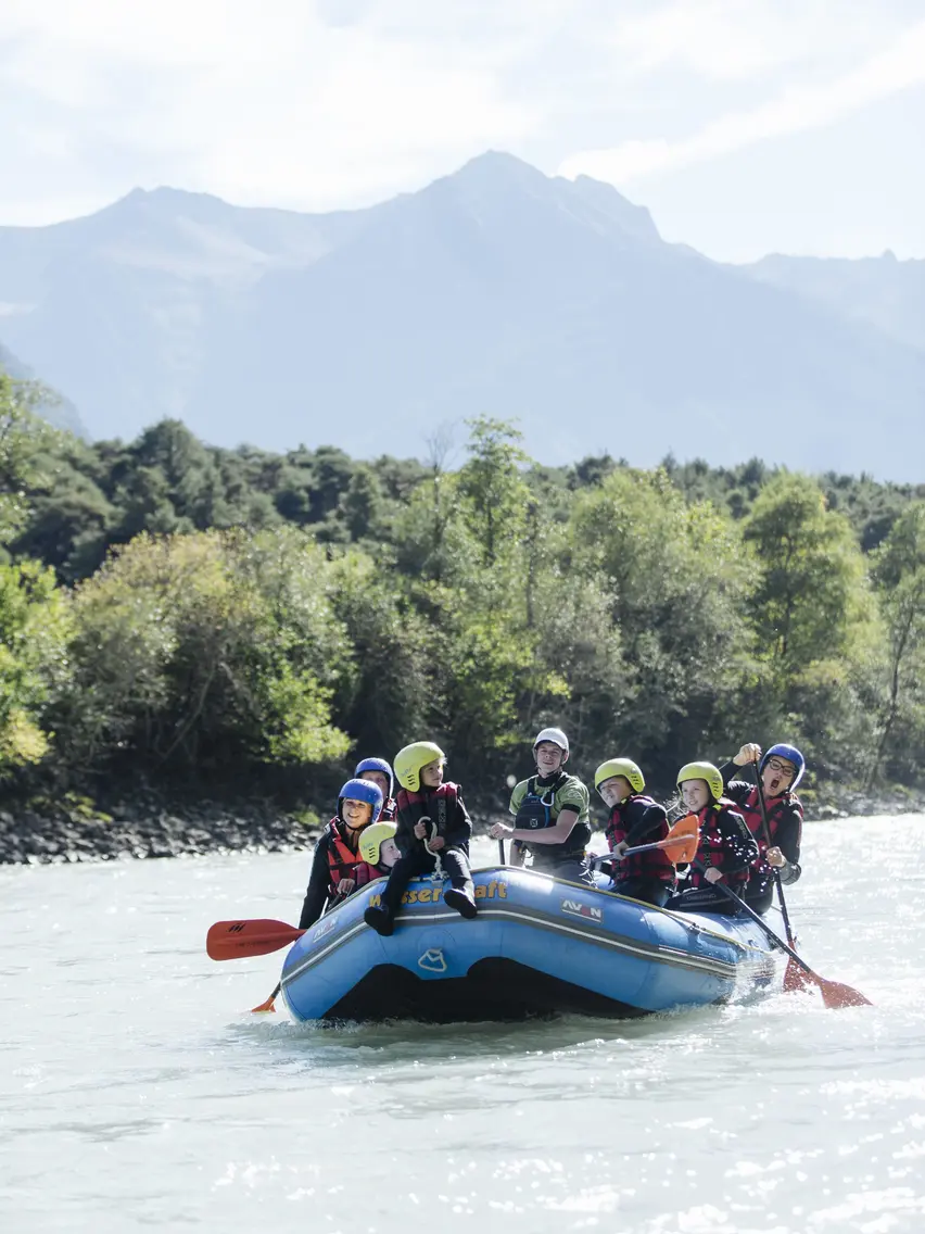 Kinder beim Rafting in Sölden