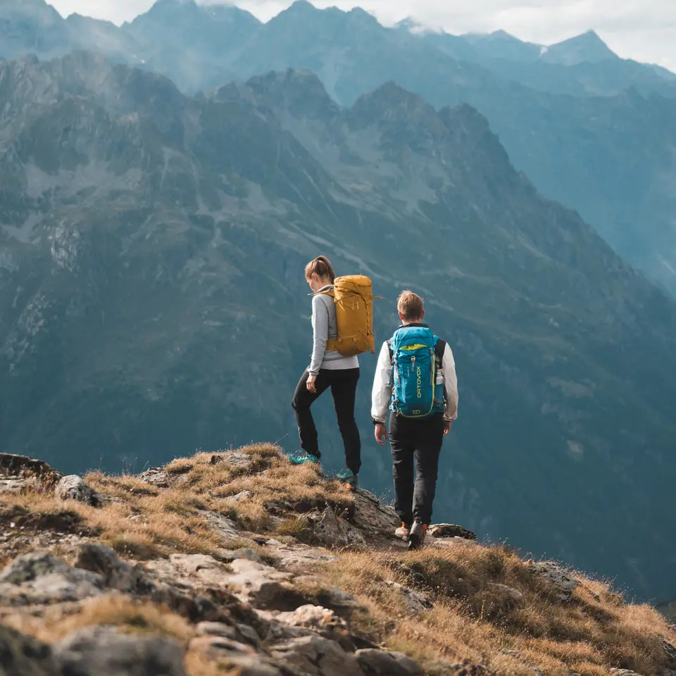 Pärchen beim Wandern in Sölden