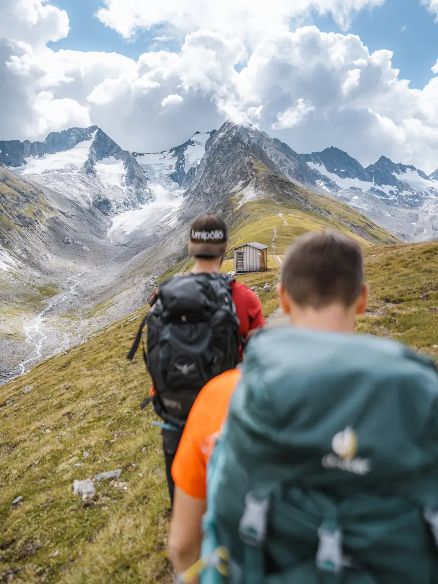 friends hiking in the Ötztal valley