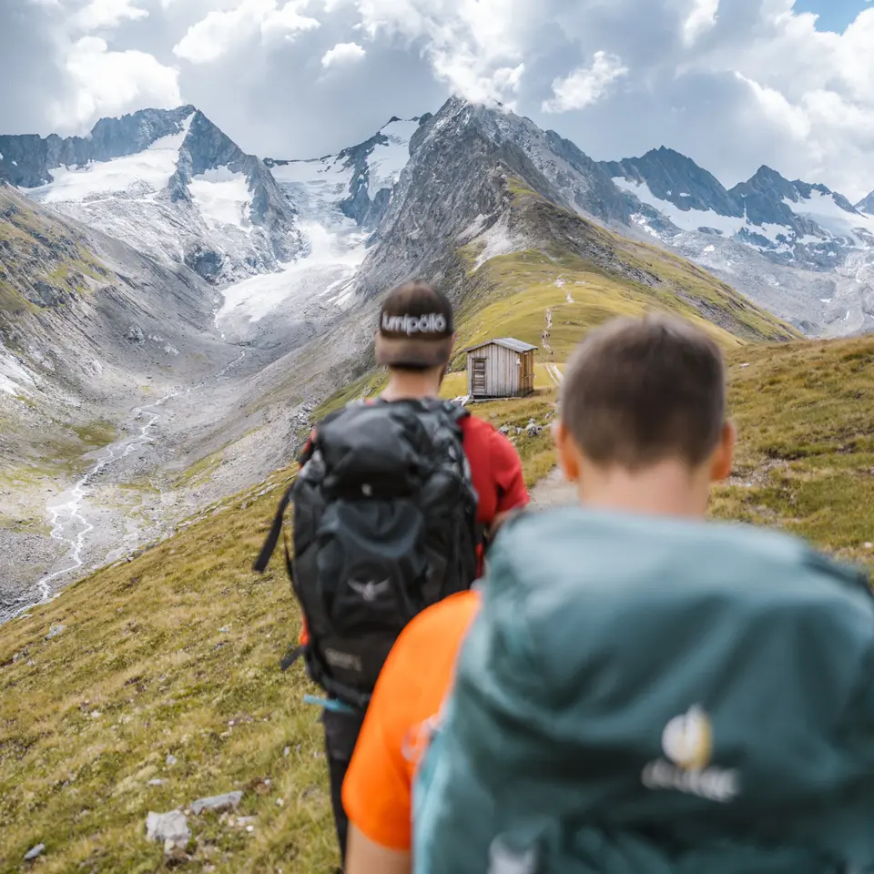 friends hiking in the Ötztal valley | © Fabian Kuenzel