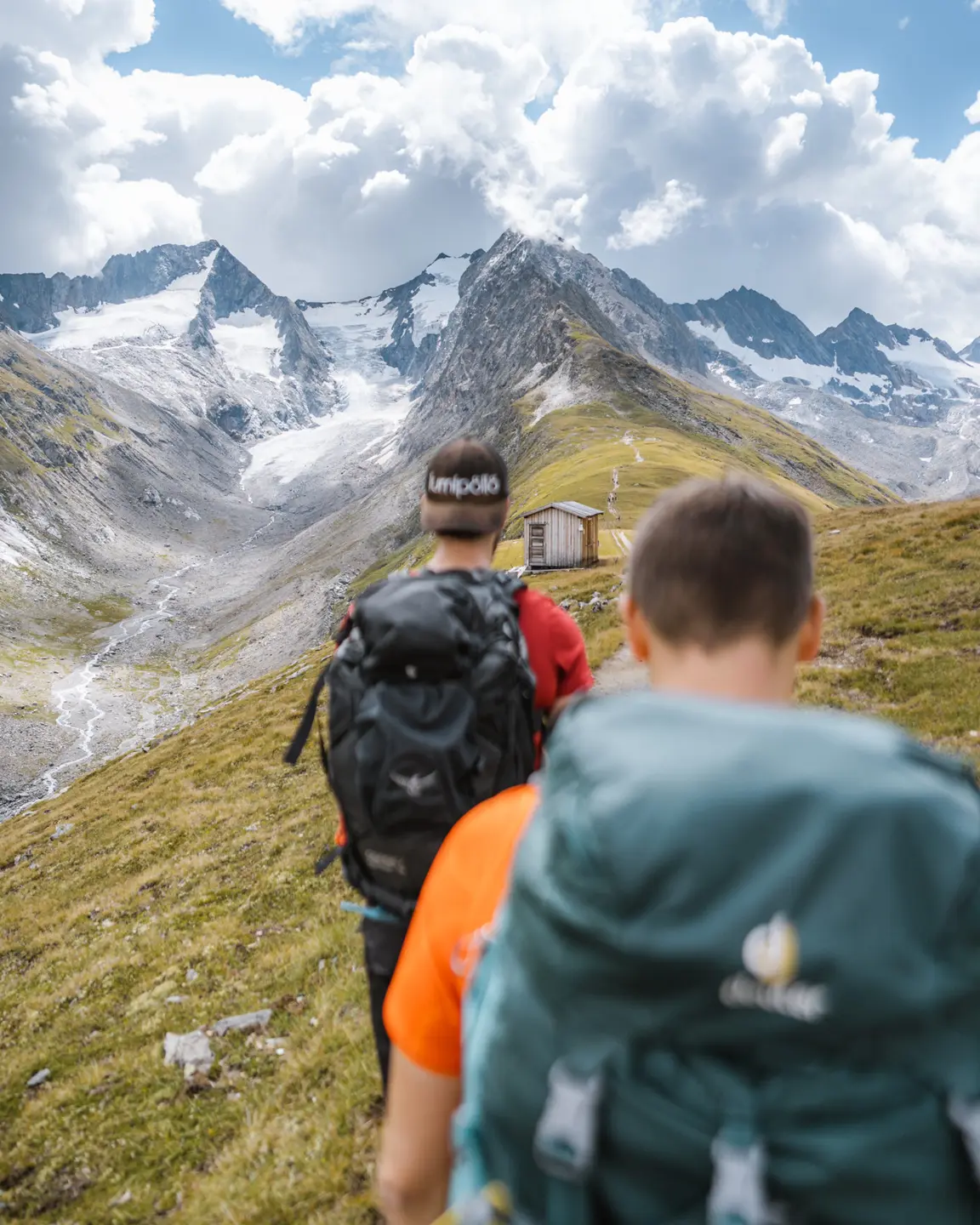 friends hiking in the Ötztal valley