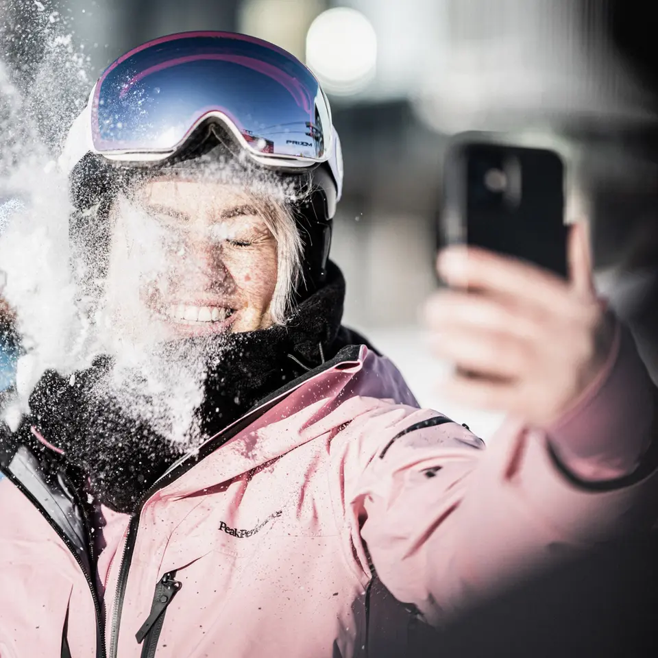 Skifahrerin macht Selfie in Sölden