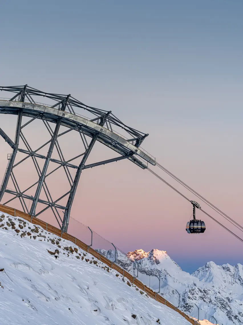 Suspended gondola at a cable car station in the evening glow | © Johannes Brunner