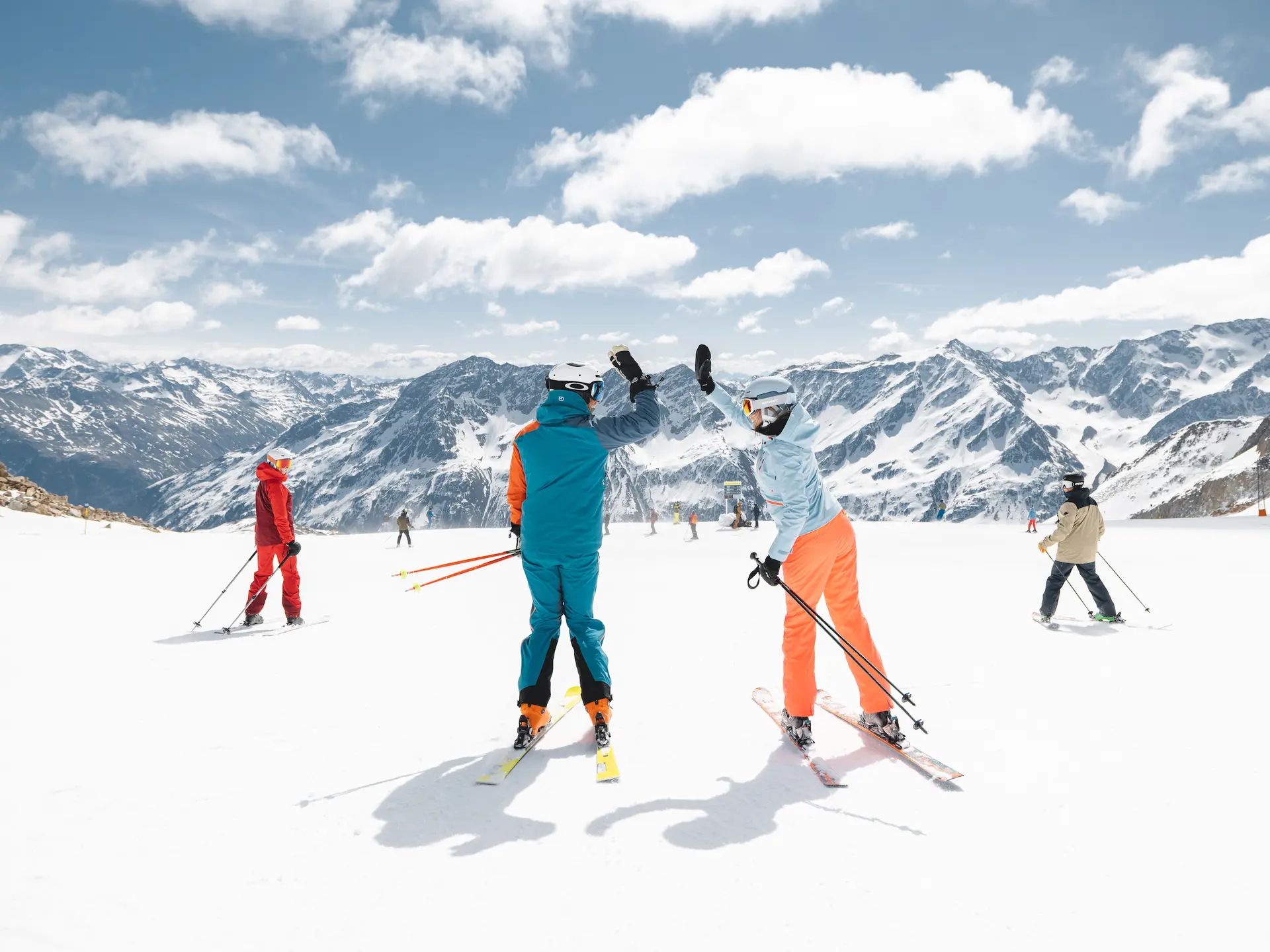 Pärchen beim Skifahren in Sölden