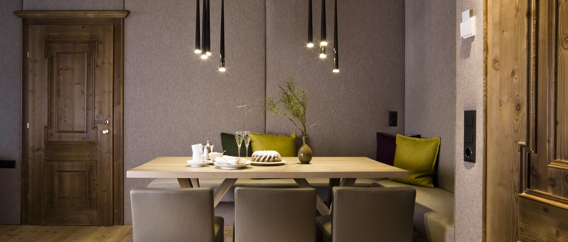 suite with a large dining table in Sölden | © No Limit Fotodesign